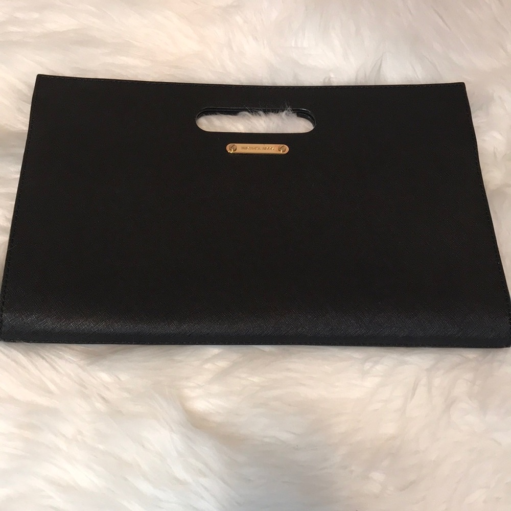 MICHAEL KORS AUTHENTIC black clutch with snaps.